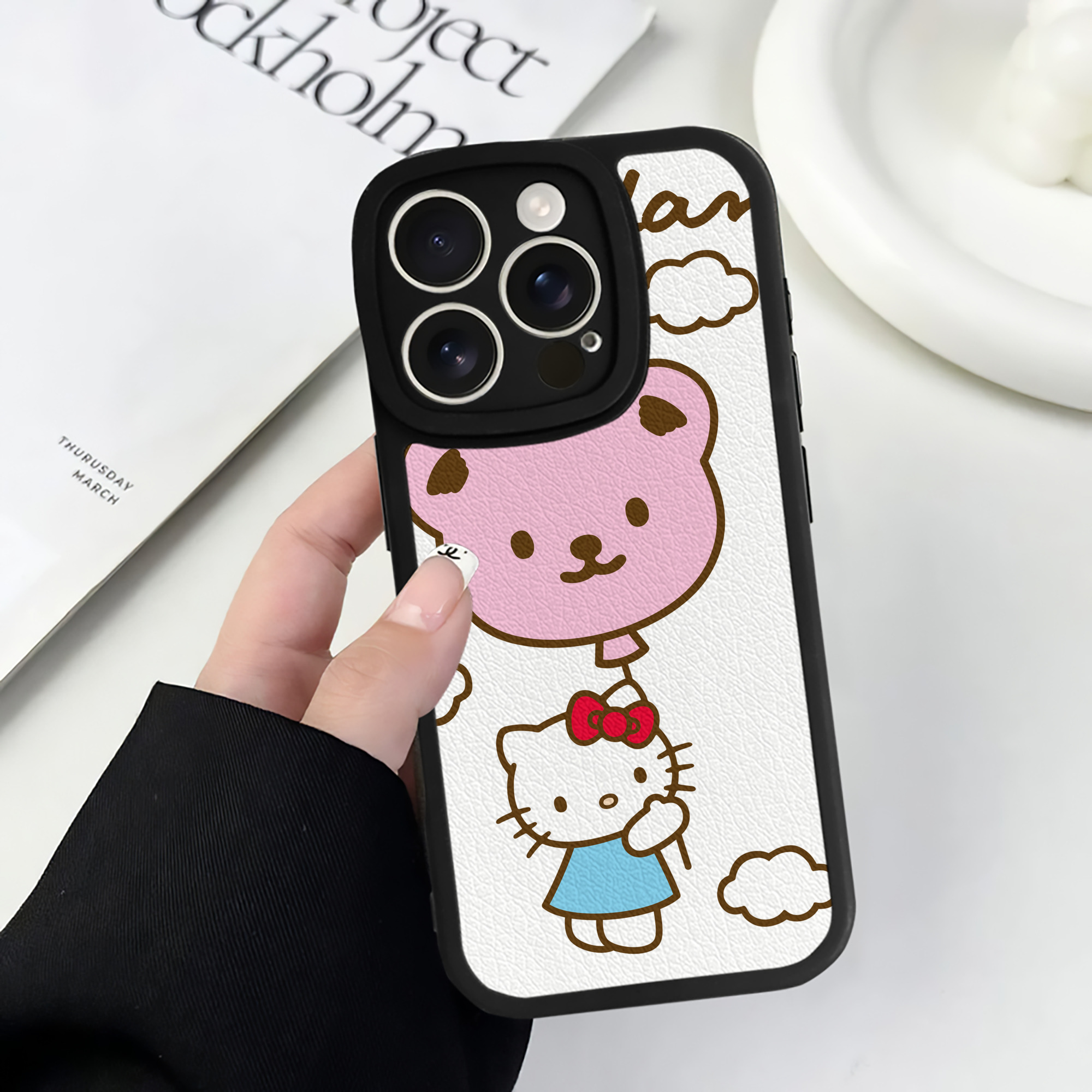 （画像用） Hello Kitty ハローキティ 【iPhone 16シリーズ対応】シリコンスマホケース（レザー調） 材質：シリコン